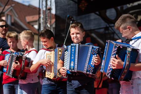 S soncem obsijan drugi festivalski dan 50. Dnevov narodnih noš in oblačilne dediščine v Kamniku (79)
